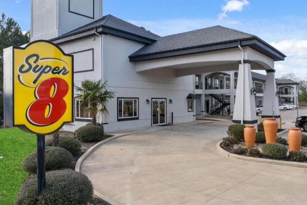 Super 8 by Wyndham Carthage TX image 10