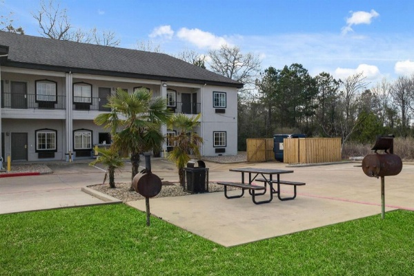 Super 8 by Wyndham Carthage TX image 11