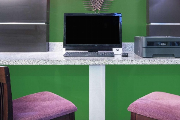 Super 8 by Wyndham Carthage TX image 16