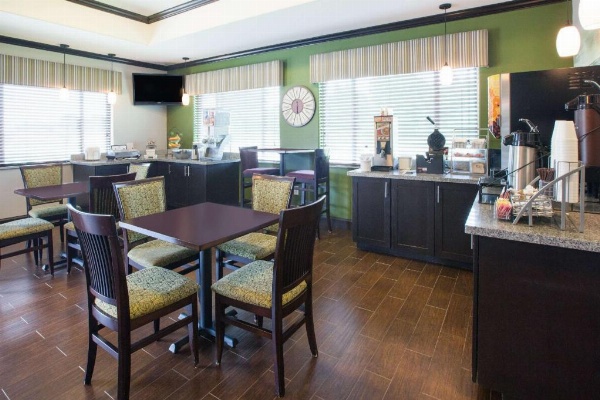 Super 8 by Wyndham Carthage TX Main image