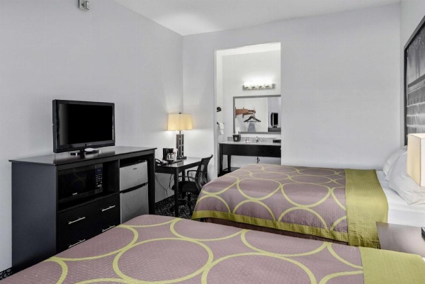 Super 8 by Wyndham Carthage TX image 30