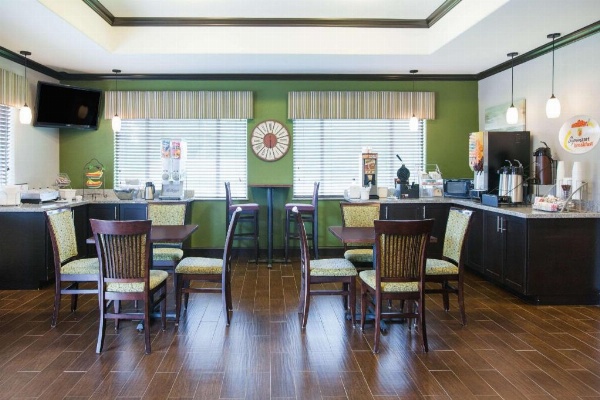 Super 8 by Wyndham Carthage TX image 5